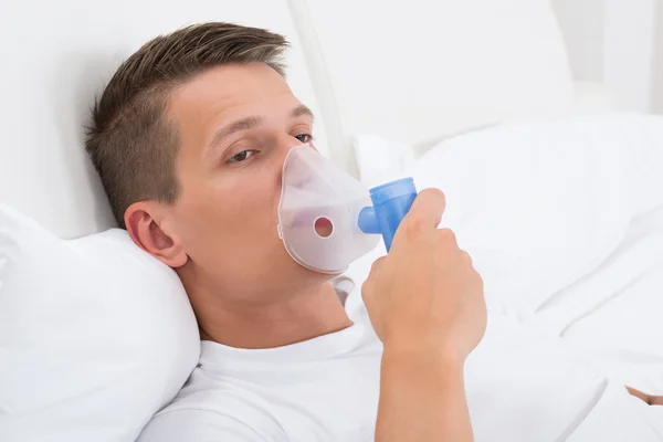 Adam Inhaler maskesi ile nefes — Stok fotoğraf