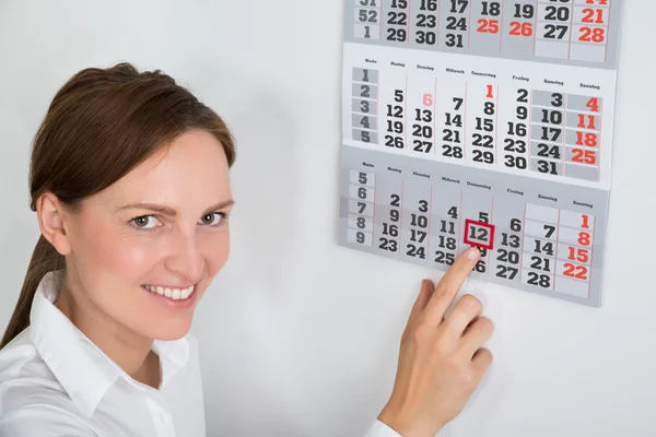 Businesswoman Placing Mark On Calendar Date — Stock Photo, Image