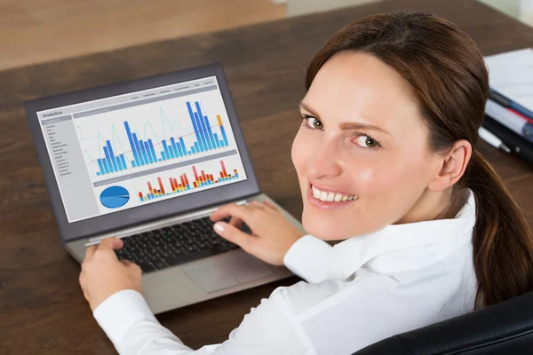 Zakenvrouw werken met grafieken — Stockfoto