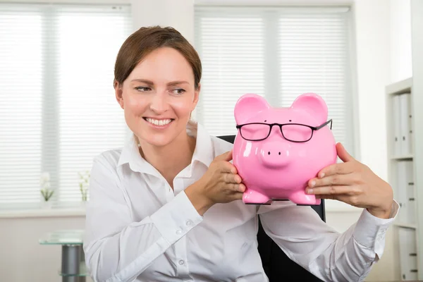 Empresaria sosteniendo Pink Piggybank — Foto de Stock