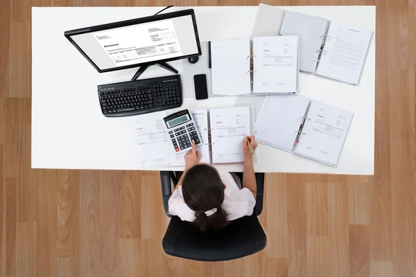 Geschäftsfrau berechnet Finanzen — Stockfoto