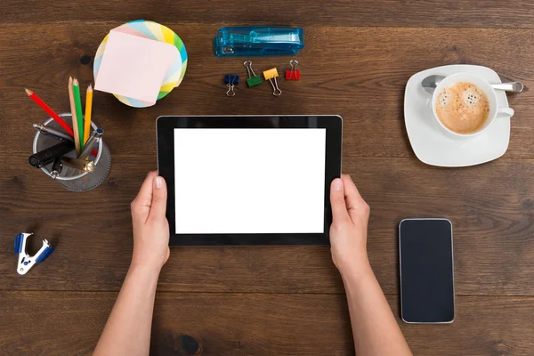 Person anläggning digital tablet — Stockfoto