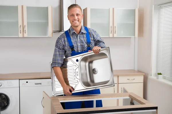 Male Plumber Carrying Sink — Stock Photo, Image