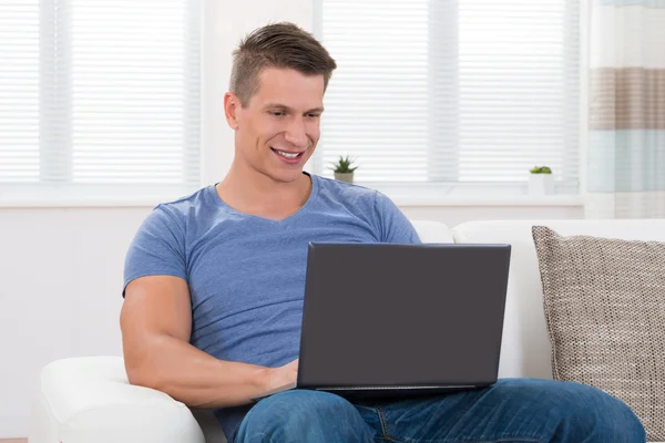 Mann benutzt Laptop — Stockfoto