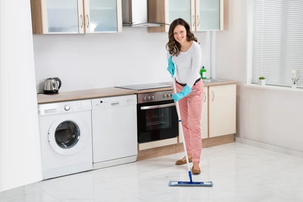 Frau putzt Fußboden mit Wischmopp — Stockfoto