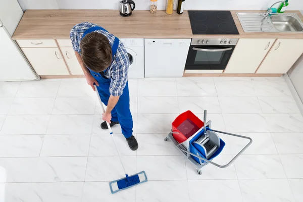 Zelador limpeza chão — Fotografia de Stock
