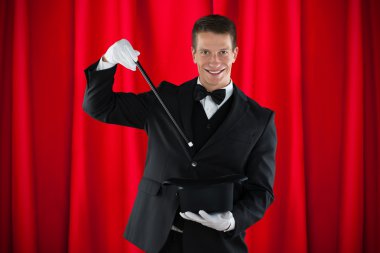 Sihirbaz gösteren sihir numarası