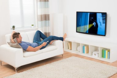 Man filminin televizyon izlerken