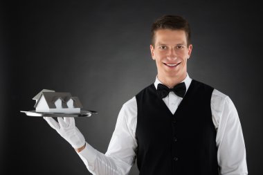 Garson elinde tepsi ile ev modeli