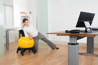 Fitness egzersiz yaparak işkadını