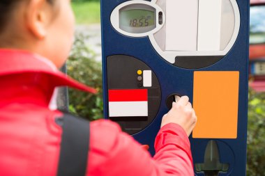 Kadın para Parkmetre içinde ekleme
