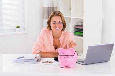 bozuk para servet içinde koyarak kadın