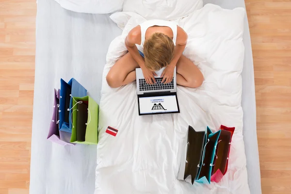 Vrouw doet online winkelen op laptop — Stockfoto