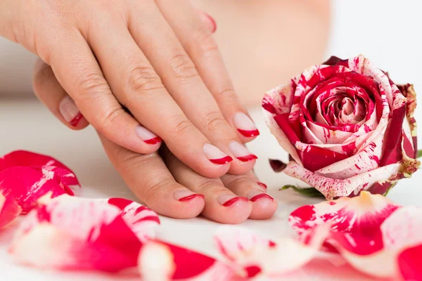 Vrouwelijke handen met nagel vernis — Stockfoto