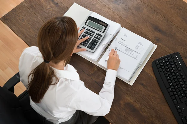 Geschäftsfrau mit Rechnung und Taschenrechner — Stockfoto