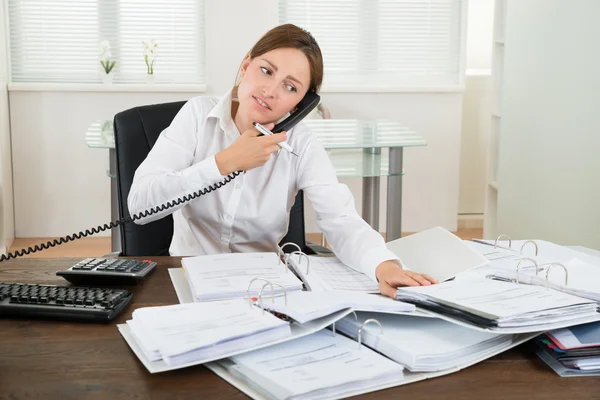 Businesswoman Using Telephone — Stock Photo, Image