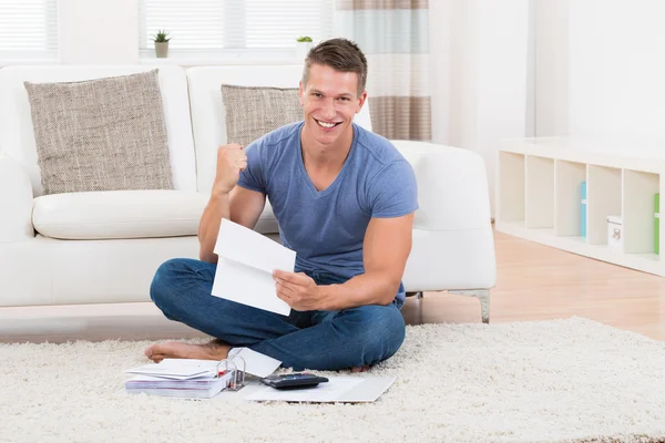 Homme avec reçus et calculatrice — Photo