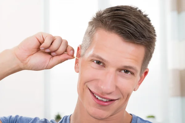 Hombre limpiando su oído — Foto de Stock
