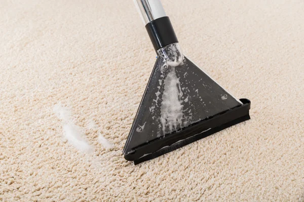 Vacuum Cleaner On Wet Rug — Stock Photo, Image