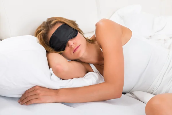 Женщина спит в маске для сна — стоковое фото