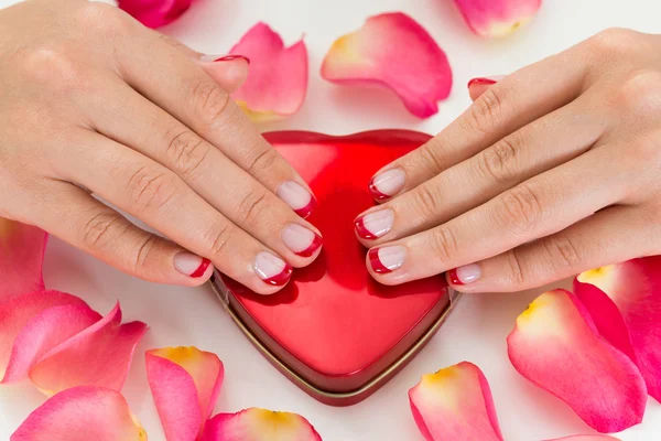 Mains de femme avec vernis à ongles — Photo