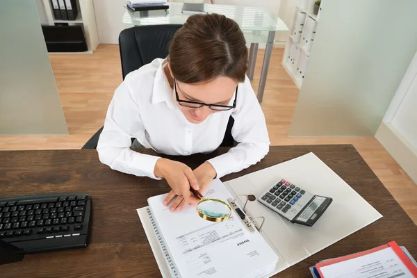 Mujer de negocios mirando la factura —  Fotos de Stock