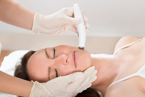 Mujer recibiendo terapia de microdermoabrasión —  Fotos de Stock