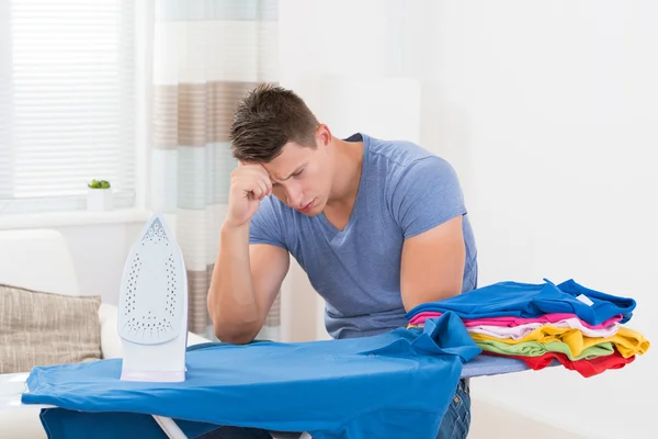 Man met strijkijzer Board — Stockfoto