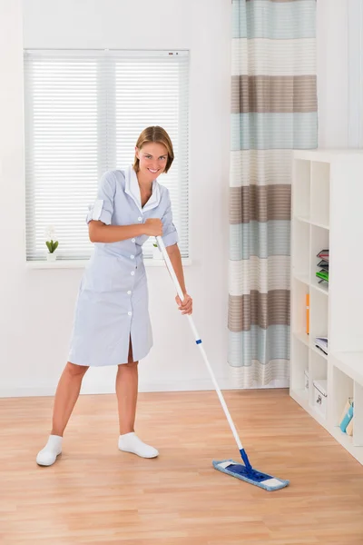 Femmina Janitor Mopping Floor — Foto Stock