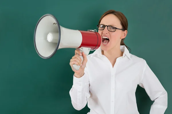 Empresária gritando através de megafone — Fotografia de Stock