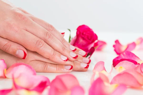 Mani femminili con smalto per unghie — Foto Stock