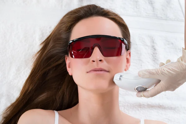 Kobieta odbiera depilacji laserem — Zdjęcie stockowe