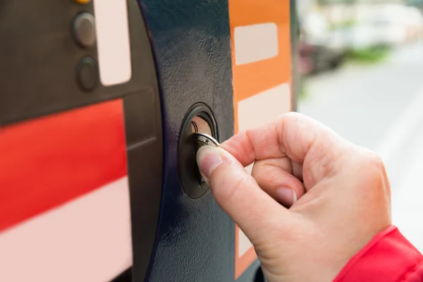 Person Hand Münze einwerfen — Stockfoto