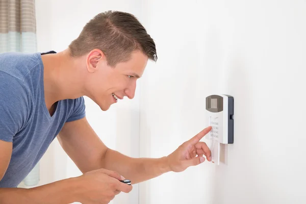 Hombre ingresando código en sistema de seguridad de puerta — Foto de Stock