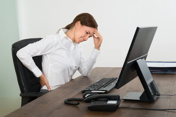 Bizneswoman cierpiących na bóle pleców — Zdjęcie stockowe