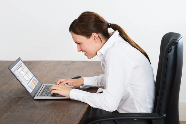 Gelukkig zakenvrouw die op laptop werkt — Stockfoto