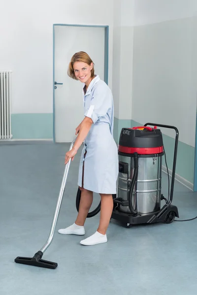 Kvinnliga renare Vacuuming golv — Stockfoto