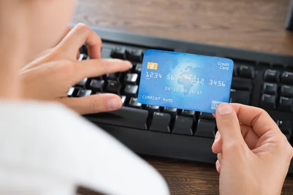 Zakenman met behulp van Computer en Credit Card — Stockfoto