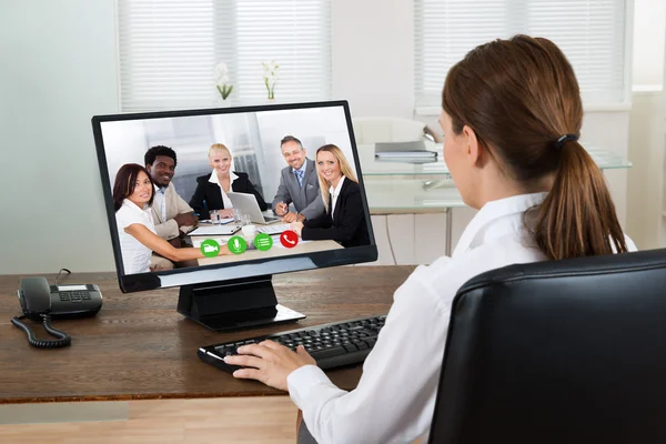 Jovem empresária Videochat com colegas — Fotografia de Stock