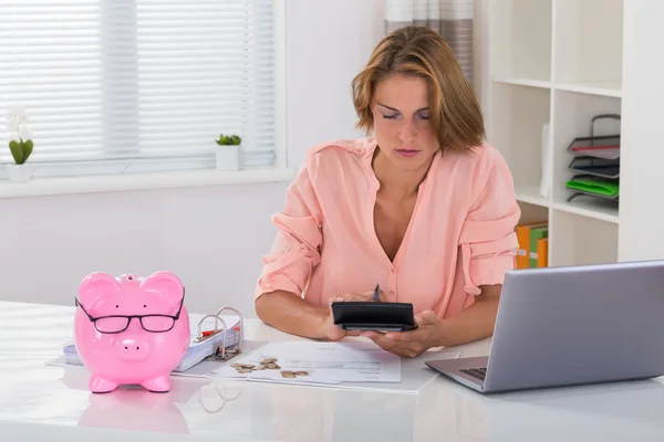 Mujer calculando factura en el escritorio — Foto de Stock