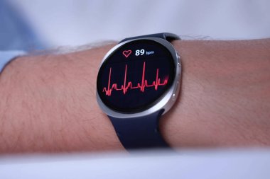 Teknoloji düşkünü adam Smartwatch 'te kalp hızını ve uyku sağlığını takip ediyor