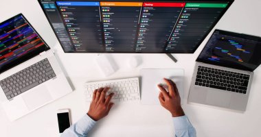 Afrika Yöneticisi Yazılım ve Gantt Çizelgesini kullanarak Çoklu Proje Görevlerini Verimli Yönetir