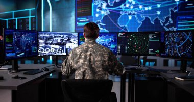 Hükümet Askeri Kontrol Merkezi 'nde kıdemli bir asker İHA' yı izliyor..