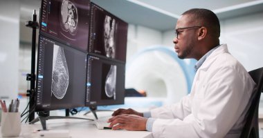 Ameliyattan önce göğüs kanseri taraması ve tümör teşhisi yapan doktor..