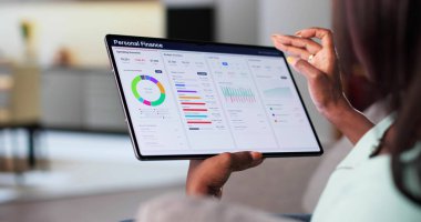 Masraflarını karşılamak için Çevrimiçi Bütçe Uygulamasından yararlanan Genç Kadın.