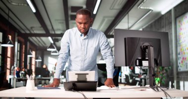 Afrikalı Amerikalı Muhasebeci Vergi kayıtlarını dönüştürmek için OCR Yazılımını kullandı.