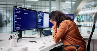 Sıkıcı Yazılım Geliştiricisi Kodlama ile Mücadele Ediyor, Yeni Zorluklar Arzuluyor.