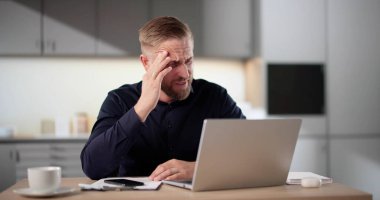 Stresli Büro çalışanı Kaotik Yaşamda Denge Bulma Çabasında.