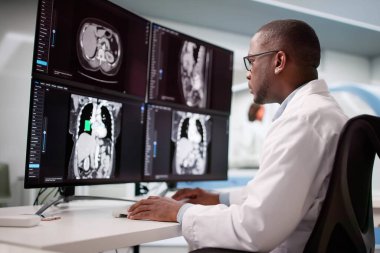 Hastanedeki Masaüstü Bilgisayarını kullanarak MR Tarama Analizi Yetenekli Cerrah.