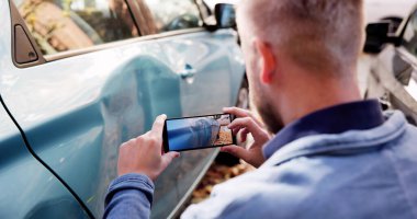 Sigorta müfettişi, akıllı telefondan araba kazası sonrasının kanıtını yakalıyor..